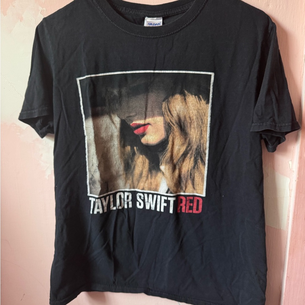 Taylor Swift Black 'Red' Photo Graphic Tee